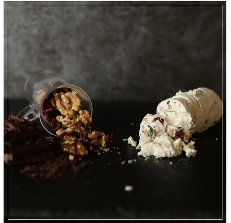 Creamy Cheese with Walnuts Basil Berry - 10292