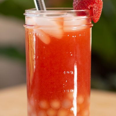 Strawberry ice with popping boba 